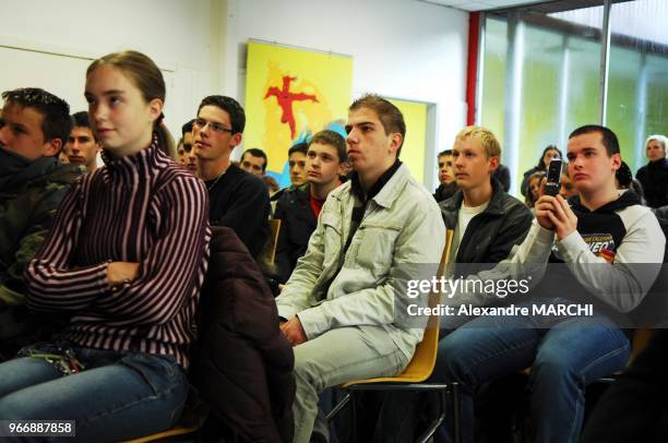 De jeunes lyceens ecoutant la lecture.