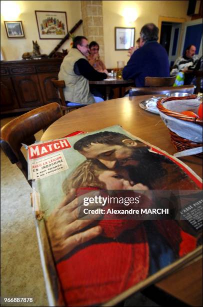 Exemplaire original de Paris Match de l'hiver 1954 avec en couverture l'Abbe Pierre.