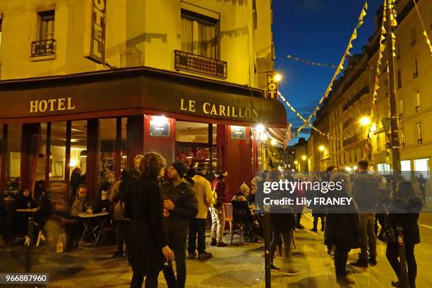 Devant le café 'Le Carillon', à l'angle des rues Alibert et Bichat, Paris 10ème, soirée de réouverture, 2 mois après les attentats du 13 novembre...