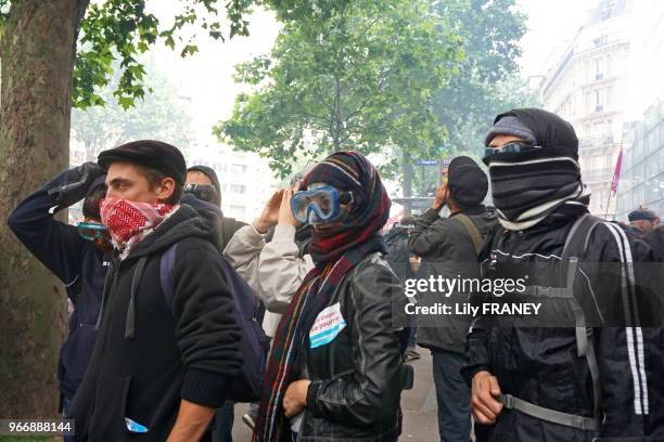 Manifestants aux visages cachés contre la loi travail dite 'Loi El Khomry', manifestants se protégeant des gaz lacrymogène, le 14 juin 2016, Paris,...