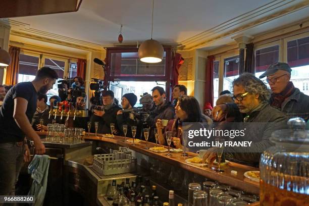 L'intérieur du café 'Le Carillon', à l'angle des rues Alibert et Bichat, Paris 10ème, soirée de réouverture, 2 mois après les attentats du 13...