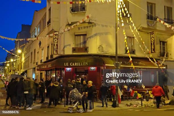 Devant le café 'Le Carillon', à l'angle des rues Alibert et Bichat, Paris 10ème, soirée de réouverture, 2 mois après les attentats du 13 novembre...