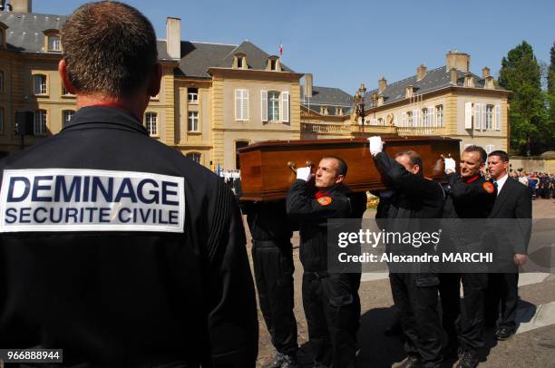 Obseques de Dominique Milesi, chef du centre interdepartemental de deminage de METZ et de Laurent Flauder, chef demineur, decedes dans l'exercice de...