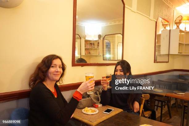 L'intérieur du café 'Le Carillon', à l'angle des rues Alibert et Bichat, Paris 10ème, soirée de réouverture, 2 mois après les attentats du 13...