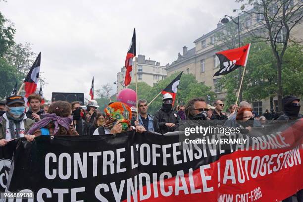 Manifestants avec le visage caché portant une banderole ''Contre l'offensive patronale'' lors de la manifestation contre la loi travail dite 'Loi El...