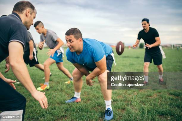 amateurs spelen amerikaans voetbal - tackle american football positie stockfoto's en -beelden