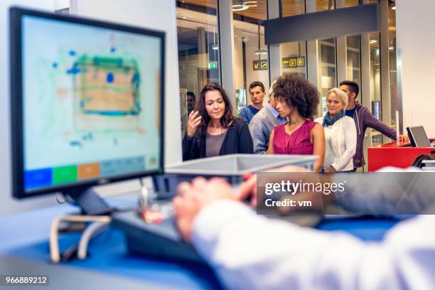 pasajeros en el control de seguridad tsa - security check fotografías e imágenes de stock