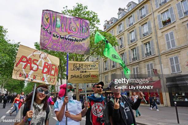 Jeunes gens déguisées portant des pancartes ''On n'est pas au pays des merveilles'', ''C'est pas bien bande de voleurs'', ''Elle est où la...