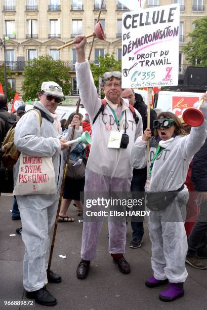 Manifestants CFDT portant des combinaisons avec une pancarte 'Cellule de démacronisation du droit du travail' lors de la manifestation contre la loi...