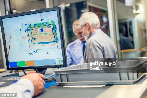 escáner de equipaje en el aeropuerto - security check fotografías e imágenes de stock