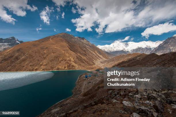 gokyo lake from gokyo ri, everest region - gokyo ri stock-fotos und bilder