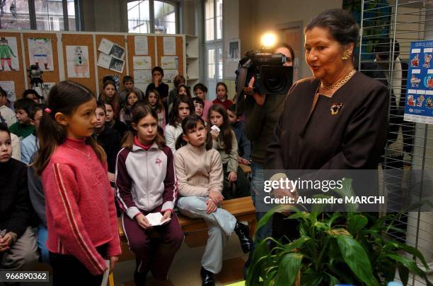 Remise d'une mallette pedagogique sur la Shoah par Simone Veil a l'ecole Jean Jaures.