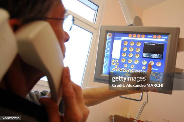 Chambre d'un patient equipee en WiFi et d'un terminal mixte pour consulter les prescriptions, les informations m?dicales, regarder la television et...