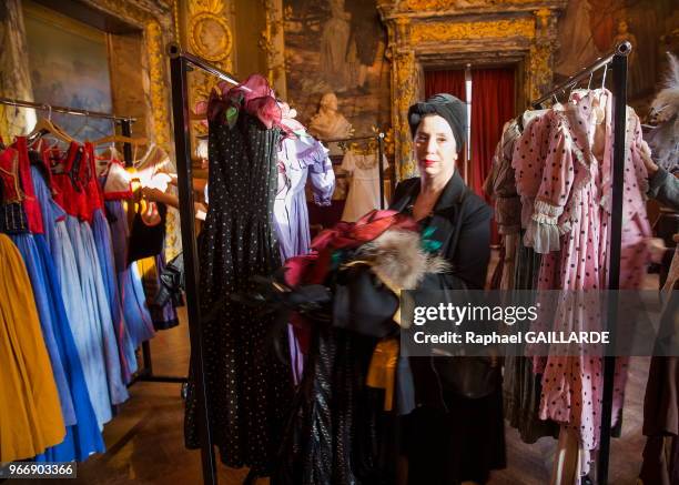 Costumes de scène parmi les trois mille costumes de l'Opéra-Comique des années 1950 à aujourd'hui représentant 60 ans de création dispersés lors...