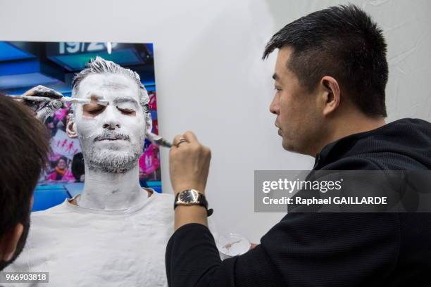 Le photographe plasticien Liu Bolin expose et fait en cette occasion une performance de 'body painting' dont le thème est 'les attentats visant au...