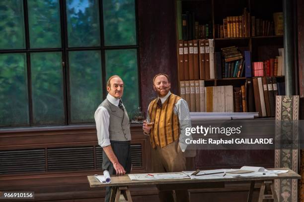 Jérôme Pouly et Michel Vuillermoz lors de l'interprétation de "L'Hôtel du Libre-Échange" de Georges Feydeau par la troupe de la Comédie-Française à...