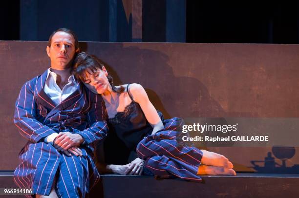 Noham Morgensztern et Francoise Gillard de la Comédie-Française interprètent la pièce 'La Ronde' d'après Arthur Schnitzler, mise en scène d'Anne...