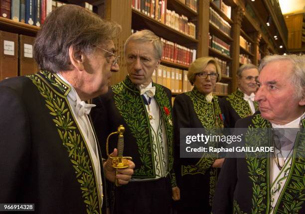 Alain Finkielkraut, Jean Christophe Rufin, et l'écrivaine Danièle Sallenave parmi les académiciens lors de l'installation de Alain Finkielkraut à...