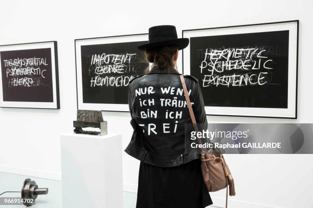 Oeuvre d'art de la galerie 'Ghebaly Gallery' exposée au Grand Palais lors de la FIAC 2016 le 24 octobre 2016 à Paris, France. Sur le blouson est...