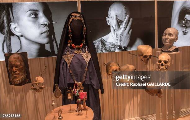 Crânes et bijoux africains exposés au Musée de l'Homme, le 17 octobre 2015, Paris, France.