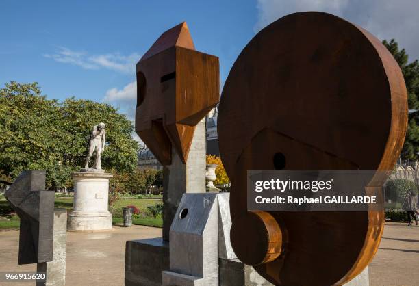 Kopf und Körper Paris de Michael Sailstorfer, ensemble de quatre sculptures présenté par König Galerie, Berlin et Galerie Perrotin au Jardin des...