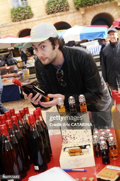 Actor Vincent Desagnat at the weekly markett of Sarlat.