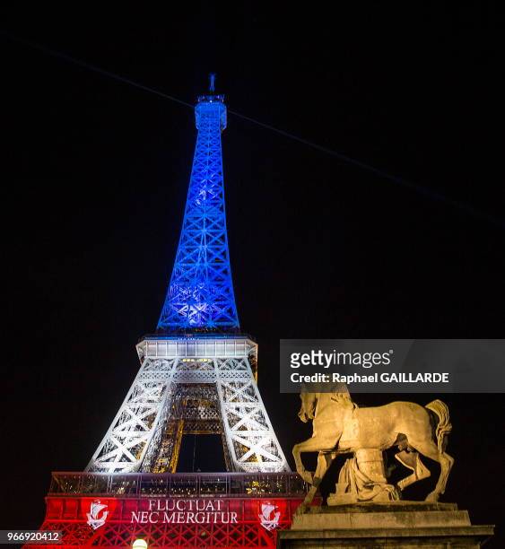 Tour Eiffel illuminée aux couleurs tricolores bleu blanc rouge le 18 novembre 2015 en mémoire des victimes des attentats de Paris du vendredi 13...