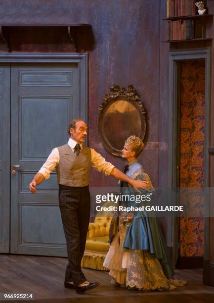 Michel Vuillermoz et Anne Kessler lors de l'interprétation de "L'Hôtel du Libre-Échange" de Georges Feydeau par la troupe de la Comédie-Française à...