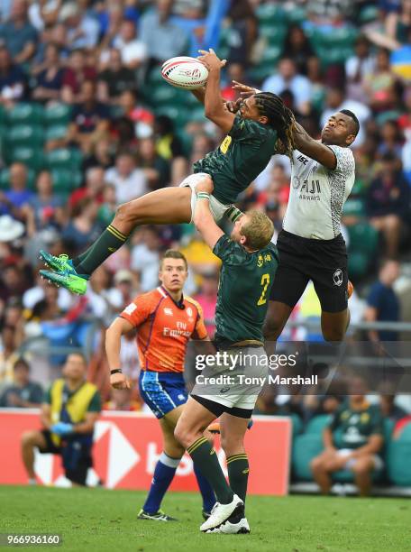 Sevuloni Mocenacagi of Fiji challenges Justin Geduld of South Africa during the Cup Final match between Fiji and South Africa Day Two of the HSBC...