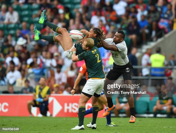 Sevuloni Mocenacagi of Fiji challenges Justin Geduld of South Africa during the Cup Final match between Fiji and South Africa Day Two of the HSBC...