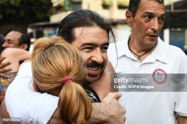 Daniel Ceballos, political prisoner realeased the night of june 1st, visits the Helicoide jail to support other political prisoners being released....