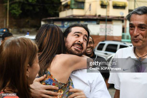 Daniel Ceballos, political prisoner realeased the night of June 1st, visits the Helicoide jail to support other political prisoners being released....