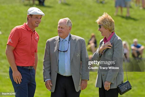 Bryson DeChambeau stands with Jack Nicklaus and his wife Barbara during the trophy ceremony after the final round of the Memorial Tournament...