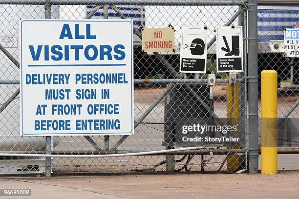 planta industrial entrada - keep out sign imagens e fotografias de stock