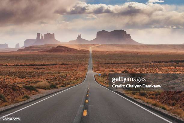 u.s. route 163, monument valley - zweispurige strecke stock-fotos und bilder