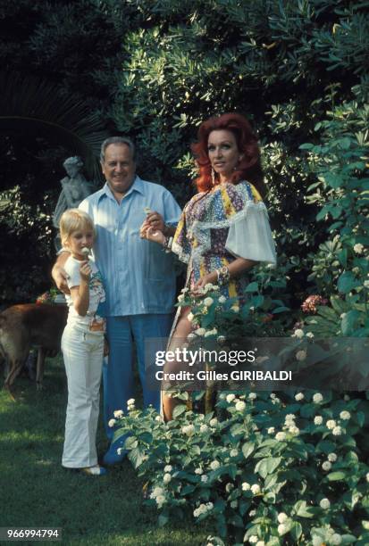 Le compositeur et producteur Francis Lopez avec son fils Rodrigo et son épouse Anja dans leur villa le 28 juillet à Cannes, France.