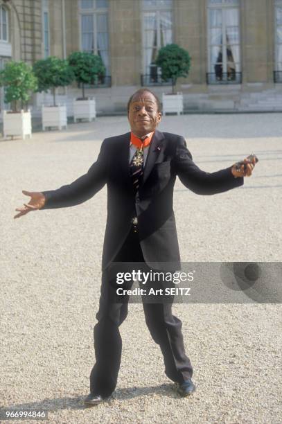 écrivain James Baldwin décoré de la Légion d'honneur le 19 juin 1986 à Paris, France.