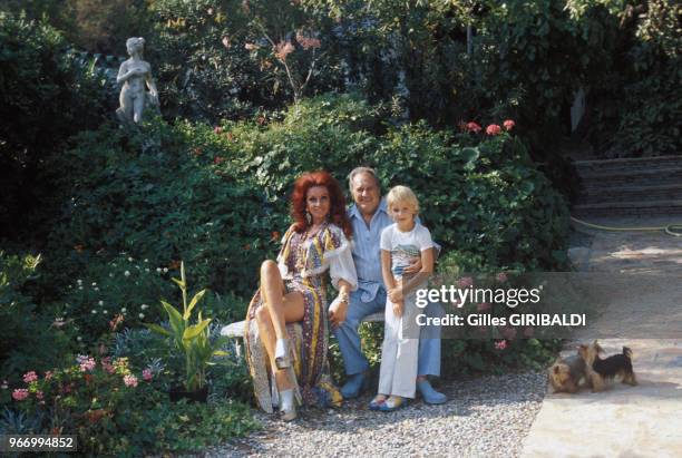 Le compositeur et producteur Francis Lopez avec son fils Rodrigo et son épouse Anja dans leur villa le 28 juillet 1973 à Cannes, France.