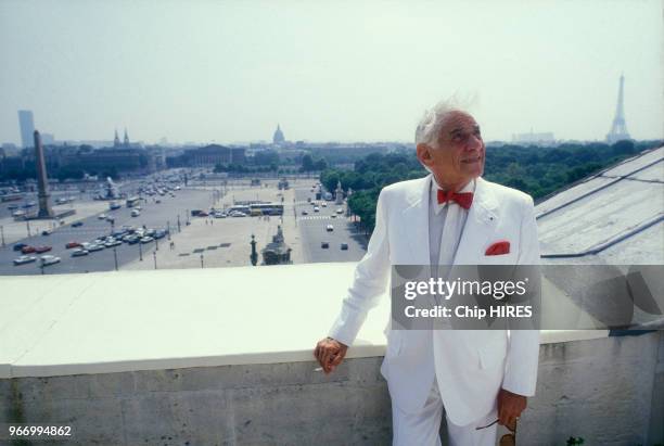 Le chef d'orchestre Leonard Bernstein décoré de la Légion d'honneur le 19 juin 1986 à Paris, France.