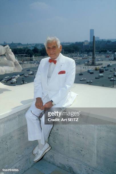 Le chef d'orchestre Leonard Bernstein décoré de la Légion d'honneur le 19 juin 1986 à Paris, France.