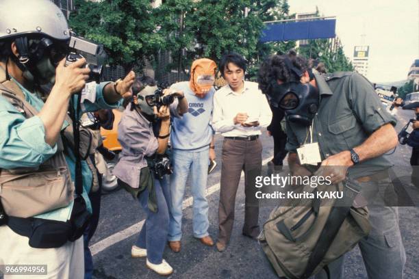 Journalistes équipés de masques à gaz lors de la manifestation commémorant le 6e anniversaire du soulèvement de Gwangju le 18 mai 1986 en Corée du...