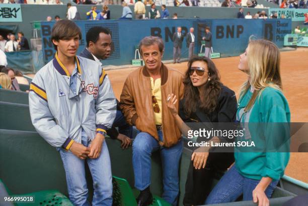 Jean-Paul Belmondo au stade Roland-Garros lors des Internationaux de France de tennis avec son fils Paul et son amie Carlos Sotto-Mayor le 25 mai...