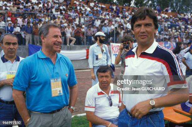 Michel Hidalgo et le sélectionneur de l'équipe de France Henri Michel lors du Mundial de football le 28 mai 1986 au Mexique.