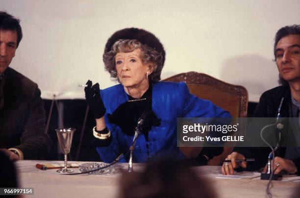 Conférence de presse de Bette Davis lors du cinquantenaire de la cinémathèque;à gauche Costa-Gavras le 20 février 1986 à Paris, France.