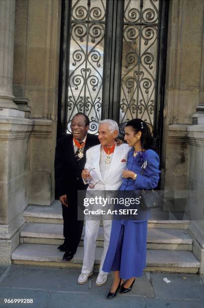 écrivain James Baldwin et le chef d'orchestre Leonard Bernstein décorés de la Légion d'honneur;ici avec Judith Pisar le 19 juin 1986 à Paris, France.