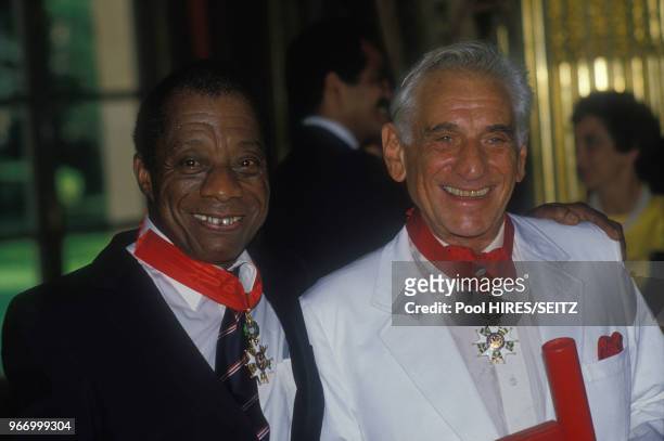 écrivain James Baldwin et le chef d'orchestre Leonard Bernstein décorés de la Légion d'honneur le 19 juin 1986 à Paris, France.