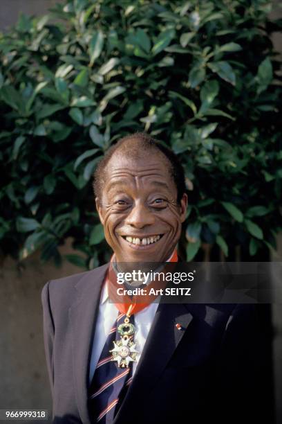 écrivain James Baldwin décoré de la Légion d'honneur le 19 juin 1986 à Paris, France.