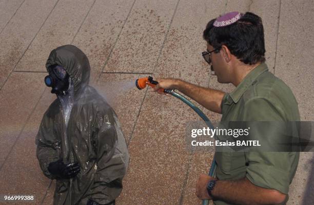 Simulation de guerre chimique avec utlisation de masques à gaz durant la crise du Golfe le 27 septembre 1990 à Haïfa, Israël.