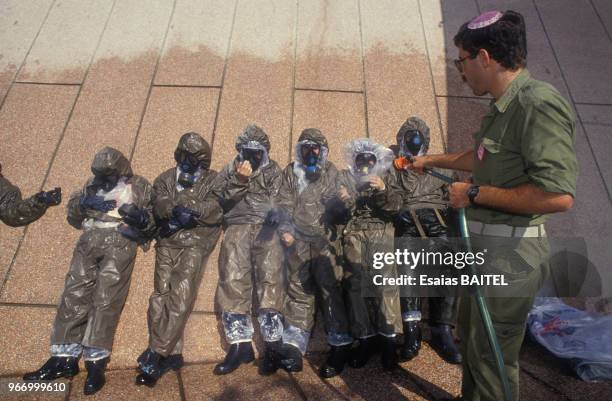 Simulation de guerre chimique avec utlisation de masques à gaz durant la crise du Golfe le 27 septembre 1990 à Haïfa, Israël.