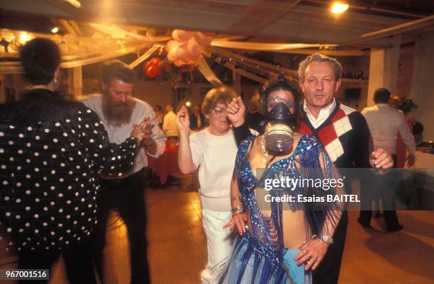 Pendant la crise du Golfe une femme arbore un masque à gaz dans une discothèque à Jérusalem le 15 janvier 1991, Israël.